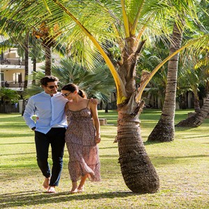 Mauritius Honeymoon Packages Shandrani Beachcomber Resort & Spa Couple Stroling In The Garden