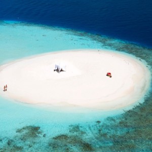 Baros Maldives - Luxury Maldives Honeymoon Packages - Sandbank dining1