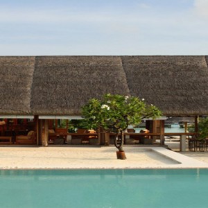 COMO Cocoa island - Luxury Maldives Honeymoon Packages - Faru bar and pool crop