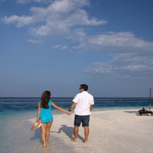 Coco Bodu Hithi - Luxury Maldives Honeymoon Packages - Sandbank picnic