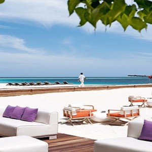 Constance Moofushi - Luxury Maldives Honeymoon Packages - Manta bar1