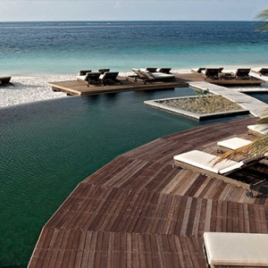 Constance Moofushi - Luxury Maldives Honeymoon Packages - Outdoor infinity pool