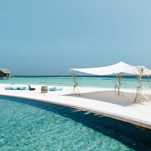 Constance Moofushi - Luxury Maldives Honeymoon Packages - Outdoor infinity pool and ocean