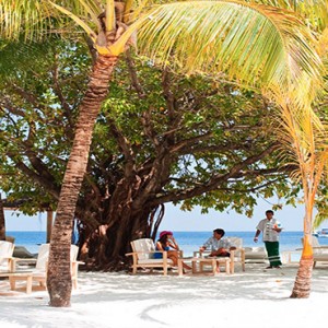 Diamonds Athuruga - Luxury Maldives Honeymoon Packages - Boli beach bar