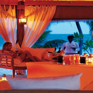 Diamonds Athuruga - Luxury Maldives Honeymoon Packages - Maakeyn main bar