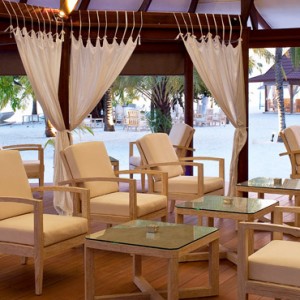 Diamonds Athuruga - Luxury Maldives Honeymoon Packages - Maakeyn main bar1