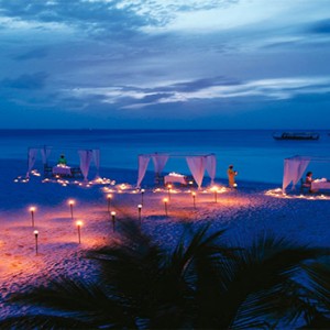 Diamonds Athuruga - Luxury Maldives Honeymoon Packages - Private dining on beach