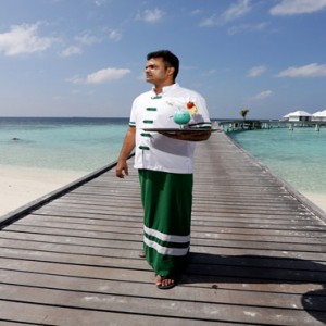 Diamonds Athuruga - Luxury Maldives Honeymoon Packages - Thari Over Water bar