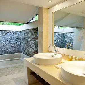 Diamonds Athuruga - Luxury Maldives Honeymoon Packages - beach villa bathroom