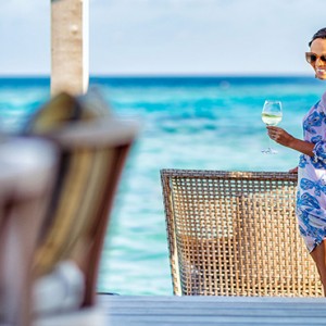 Hurawalhi Island - Luxury Maldives Honeymoon Packages - Aquarium bar