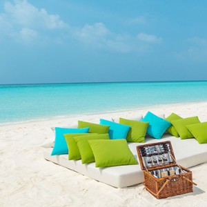 Hurawalhi Island - Luxury Maldives Honeymoon Packages - beach picnic