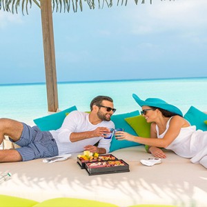 Hurawalhi Island - Luxury Maldives Honeymoon Packages - couple having beach picnic