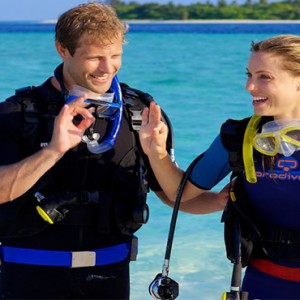 Hurawalhi Island - Luxury Maldives Honeymoon Packages - couple scuba diving