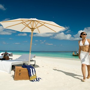 JA Manafaru - Luxury Maldives honeymoon packages - castaway island beach picnic1