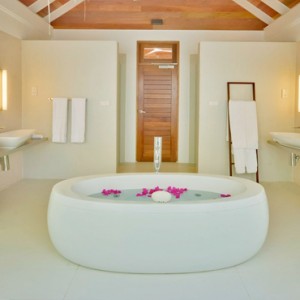 Kandolhu Maldives - Luxury Maldives Honeymoon Packages - Jacuzzi Beach Villa bathroom