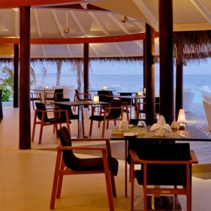 Kandolhu Maldives - Luxury Maldives Honeymoon Packages - Vilu Bar interior