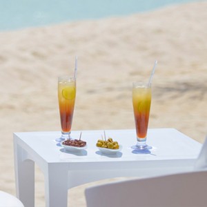 Kandolhu Maldives - Luxury Maldives Honeymoon Packages - drinks on the beach