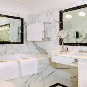 Le Sirenuse - Luxury Italy Honeymoon Packages - Pool Terrace view bathroom