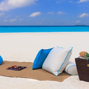 Milaidhoo Island Maldives - Luxury Maldives Honeymoon Packages - sandbank picnic