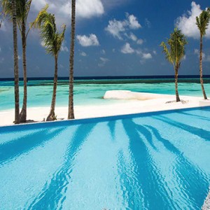 Ozen by Atmosphere at Maadhoo Island - Luxury Maldives Honeymoon Packages - Joie de vivre pool