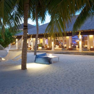 Velassaru Maldives - Luxury Maldives Honeymoon Packages - Fen bar beach