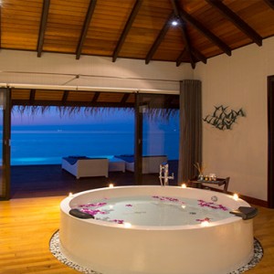 Velassaru Maldives - Luxury Maldives Honeymoon Packages - Water Suite bathroom