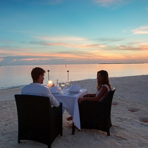 Velassaru Maldives - Luxury Maldives Honeymoon Packages - beach dining