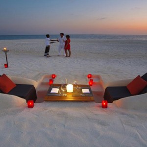 Velassaru Maldives - Luxury Maldives Honeymoon Packages - beach dining1