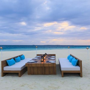 Velassaru Maldives - Luxury Maldives Honeymoon Packages - beach dining2