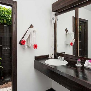 Keyonna Beach - Luxury Antigua Honeymoon Packages - Bathroom with alfresco shower - beachfront pool cottage