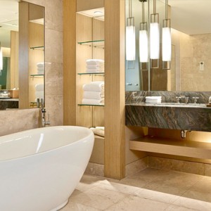 Marina Bay Sands - Luxury Singapore Honeymoon Packages - Club room bathroom