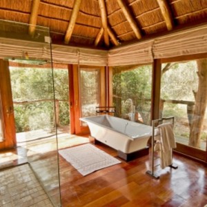 Pumba Private Game reserve - Luxury South Africa Honeymoon Packages - Bush Lodge Msenge Chalets bathroom