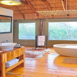 Shamwari Game Reserve - Luxury South Africa Honeymoon Packages - Bayethe Tented lodge bathroom