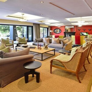 Shamwari Game Reserve - Luxury South Africa Honeymoon Packages - Eagles Crag Lodge living area