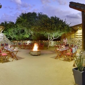 Shamwari Game Reserve - Luxury South Africa Honeymoon Packages - Eagles Crag Lodge outside area