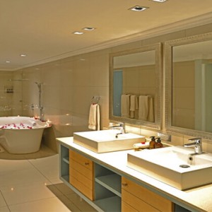 Shamwari Game Reserve - Luxury South Africa Honeymoon Packages - Long Lee Manor interior bathroom