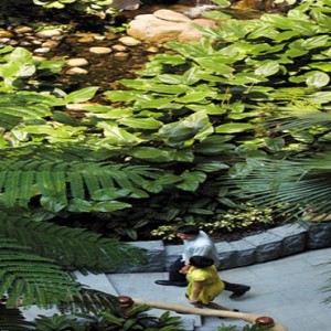 Shangri la Singapore - Luxury Singapore Honeymoon Packages - Garden wing atrium waterfall