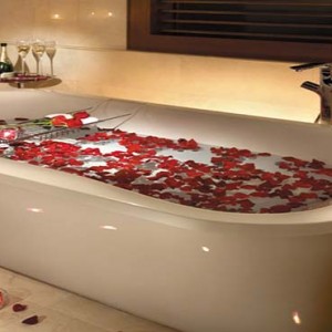 Shangri la Singapore - Luxury Singapore Honeymoon Packages - Honeymoon Suite Bathroom