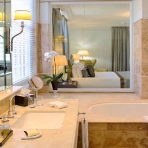 Taj Cape Town - Luxury South Africa Honeymoon Packages - Luxury Heritage rooms with Mountain Views bathroom