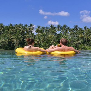 Bali Honeymoon Packages Viceroy Bali Couple In Pool