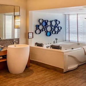 Centara Grand Island Resort & Spa - Luxury Maldives Honeymoon Packages - Deluxe water villa bathroom