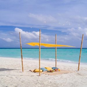 Maldives Honeymoon Packages Fushifaru Sandbank Picnic4