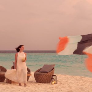 Maldives Honeymoon Packages Fushifaru Sandbank Sunset Cocktail2