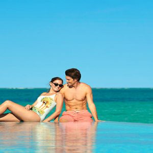Maldives Honeymoon Packages Fairmont Maldives Sirru Fen Fushi Couple At Infinity Pool